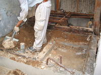 内部の土を掻き出し、土間コンクリートを打ち、床下の通気を確保。