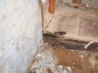 浴室と脱衣場の間の土台は腐食していました。