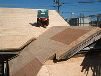 屋根下地の強化、場慣らしのため、合板を施工した状況です。