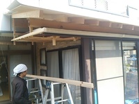 既存の鉄鋼サンルームの上に、木で小屋組を起こし屋根をつくりました。