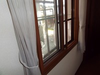 寒さ対策のため、居室に内窓を設けました。安価に施工でき、断熱性能が格段に向上します。