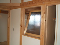 子供部屋と階段室を繋ぐ外倒しの木製建具にはお客様と一緒に見ていただいた輸入ガラスを利用しています。