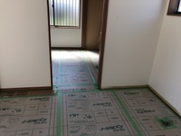 工事期間中は、養生材で床を保護します。