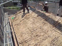 既設の土葺きの日本瓦を撤去し、屋根下地をやり直します。