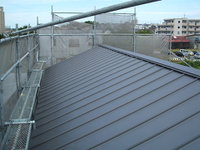 土葺き、屋根瓦から、屋根が軽量となり耐震性が高まる、縦平合板葺に変更しました。