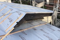 土葺きの和瓦に比較してガルバニウム鋼板の熱を伝えるので対策として遮熱シートを施工します。