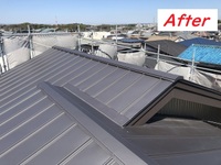 屋根は耐久性があり、軽いガルバニウム鋼板縦葺きにしました。屋根の軽量化により必要耐力が小さくなり耐震性が向上します。