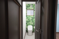 ジャングル模様のアクセントクロスのトイレです。