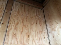 「真壁上下空き」工法です。アルミアングルに構造用合板をビス止めします。施工方法、使用するビス、間隔など、全て木造耐震協会による決め事があります。補助金を受ける場合はそれらが適切に施工されている事が分かるように写真を提出する必要があります。