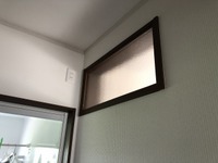 脱衣室の（LDK側の）壁にガラス窓を設置し、明かりが採れるようにしました