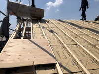 屋根断熱の通気層を確保するためにスペーサーを屋根じまいの際に施工しています
