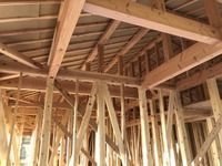 昔ながらの木造の小屋組み工法です。桧の柱を使用しています。屋根面には屋根断熱の通気層を確保するためにスペーサーを施工しています