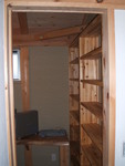 たくさんの本を収納する為に、所有されている本に合った寸法の書棚を設けました。