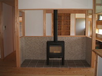 リビングにある薪ストーブ。暖炉の熱で家全体を暖めることができます。
※デンマーク製の薪ストーブを用いています。