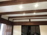 和室は内装工事のみ行いました。天井は梁を残し、梁間にダウンライトを埋め込みました。古い板張り天井は明るい壁紙で仕上げました。