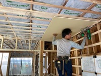 壁、天井に断熱材を施工することで寒暖差が少なくなります。
