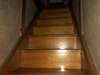 工事前の階段です。
階段が家の中心にあったため、光が届かず暗い空間でした。