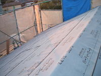 雨漏り防止のためゴムアスファルトを加えた防水材料を使い屋根を葺く下地を作ります。