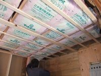 天井裏には断熱材をを敷き詰めます。ご高齢のお身体に、できるだけ寒暖差による負担を減らすような配慮です。