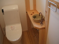 トイレには手洗い鉢を造作カウンターに合わせました。