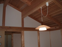 ２階は天井はらず、小屋裏空間を生かして勾配天井にしています。