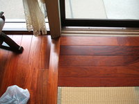 床のカリン無垢フローリングです。非常に趣のある色合いの床材です。