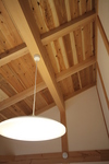 天井部は屋根下地の杉の厚板が表しになっています。