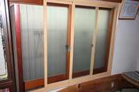 木製建具の内側に内窓を設置しました。内窓枠の奥行きが必要なので大工工事でﾋﾉｷの枠を組みました。