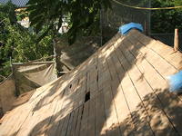 屋根土を降ろした状態です。
場慣らしと下地の補強のため、野地板を上から施工しました