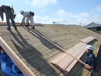 母屋の大屋根です。既設の野地下地の上に新たな屋根下地を作っています。