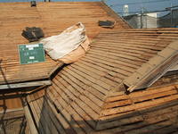 屋根瓦、土をおろし終えた屋根下地の状態です。
