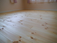 床はパイン無垢材を元々の床の上に施工しました。
保護の為オイルフィニッシュを塗りました。