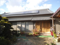 外観です。屋根には太陽光パネルを設置し、エコな住まいを実現しました。