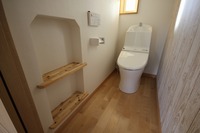 最新のトイレはとても節水。入口付近に、ニッチを設けました。
トイレットペーパー置き場として最適です。