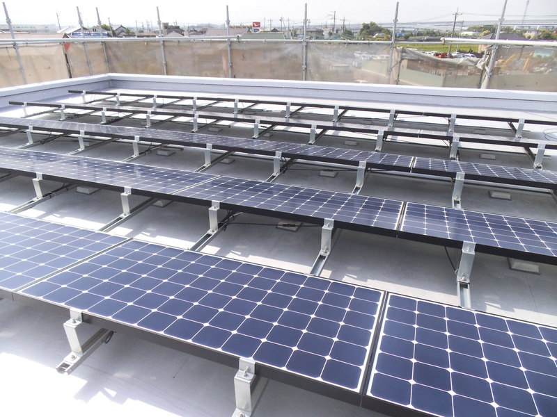 陸屋根に設置の太陽光発電システムです。（東芝製5.76ＫＷ）(外壁塗装・張替リフォーム)