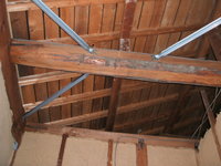 天井工事の際に水平剛性を高める為、鋼製火打ちを施工しました。