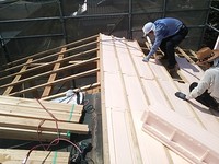 カラーベスト施工にあたり、既設の屋根に下地を施工します。暑さ対策として断熱材も敷き詰めました。