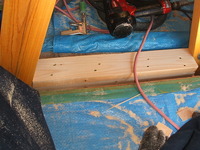 部屋うちの補強箇所は床をめくりたいくなかったので、既設の土台に桟木を抱かせて土台をかさ上げして補強をする「部分開口 構造用合板補強（かさ上げ）」により補強しました。
