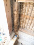 お風呂の隅柱です。在来のお風呂は湿気対策のため腰までブロックを積んでいる事が多いですがブロックに接する柱がひどく腐食している事がほとんどです。