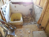 浴室は家の腐食の原因となるタイルの風呂から土をかき出して床下の風通しを確保。