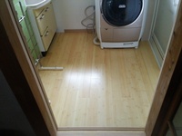 床のタイルを白竹のフローリングにしました。強度、耐久性があるので脱衣場には最適です。清潔感もあります。