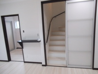 冷暖房が効きやすいようの、リビング階段に引き戸を設置。スペース確保のため壁の出を利用しカウンタースペースに