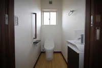 手摺が適切についたトイレです。床はホワイトバンブーで清潔感があります