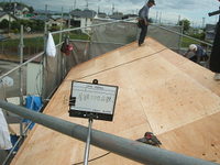 既設の野地板の上に針葉樹合板を施工し、屋根面を補強。