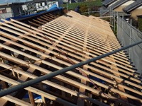 屋根は既設の屋根垂木の上にもう一度屋根垂木を施工。それにより屋根面の強化となった。