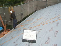 屋根の防水シート。熱が届いて下の部屋が暑くならないよう遮熱性能があるものを施工。