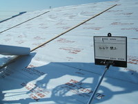 屋根の防水シート。熱が伝わって下の部屋が暑くならないよう、遮熱性能があるものを施工。