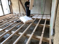 既設の床組を解体し、新たに床下地をやり直しています。
下地の垂木間に、床断熱材を施工することで、冬場の冷気で足元を冷やさないように配慮しています。