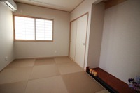 玄関照明には和室を設けました。ご親族や、来客の際の客間となります。畳は半畳の琉球畳を用いることでモダンな印象を与えます。