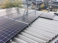 折半屋根に、ＱＣＥＬＬＳ社製の太陽光発電パネル（6.6ＫＷ）を設置しました。